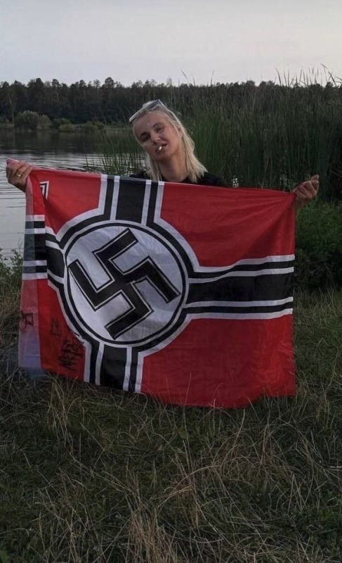    Секретарь Святошинского суда Киева позировала на фоне свастики в компании «азовцев»