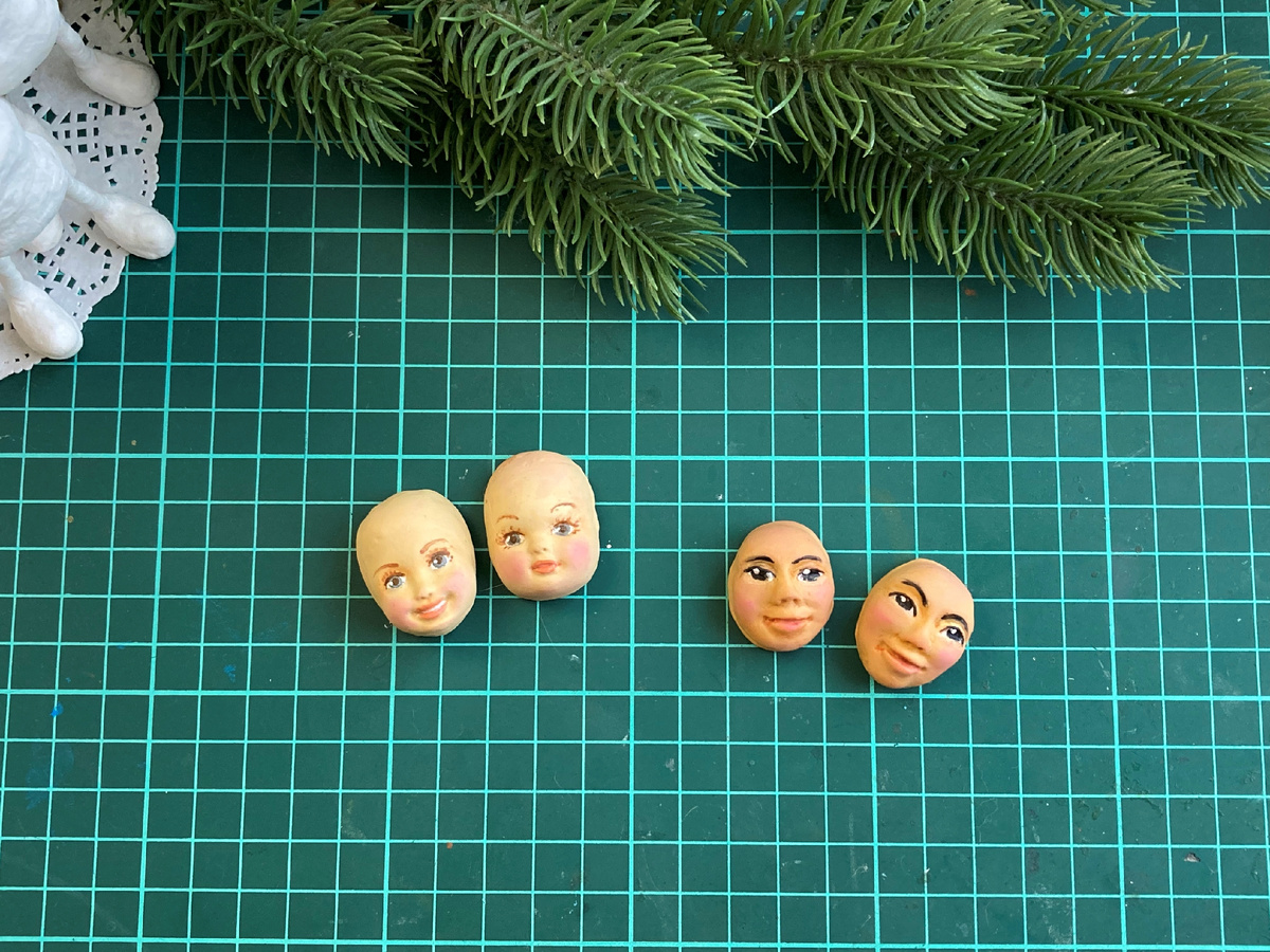Оттиски личиков из полимерной глины. Фото: Елочные игрушки ЕленыКа
