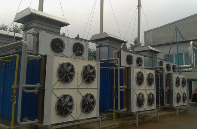 Вертикальный радиатор. Может стоять рядом с ГПУ или на крыше, возможна и комбинированная конфигурация, как на фото. 