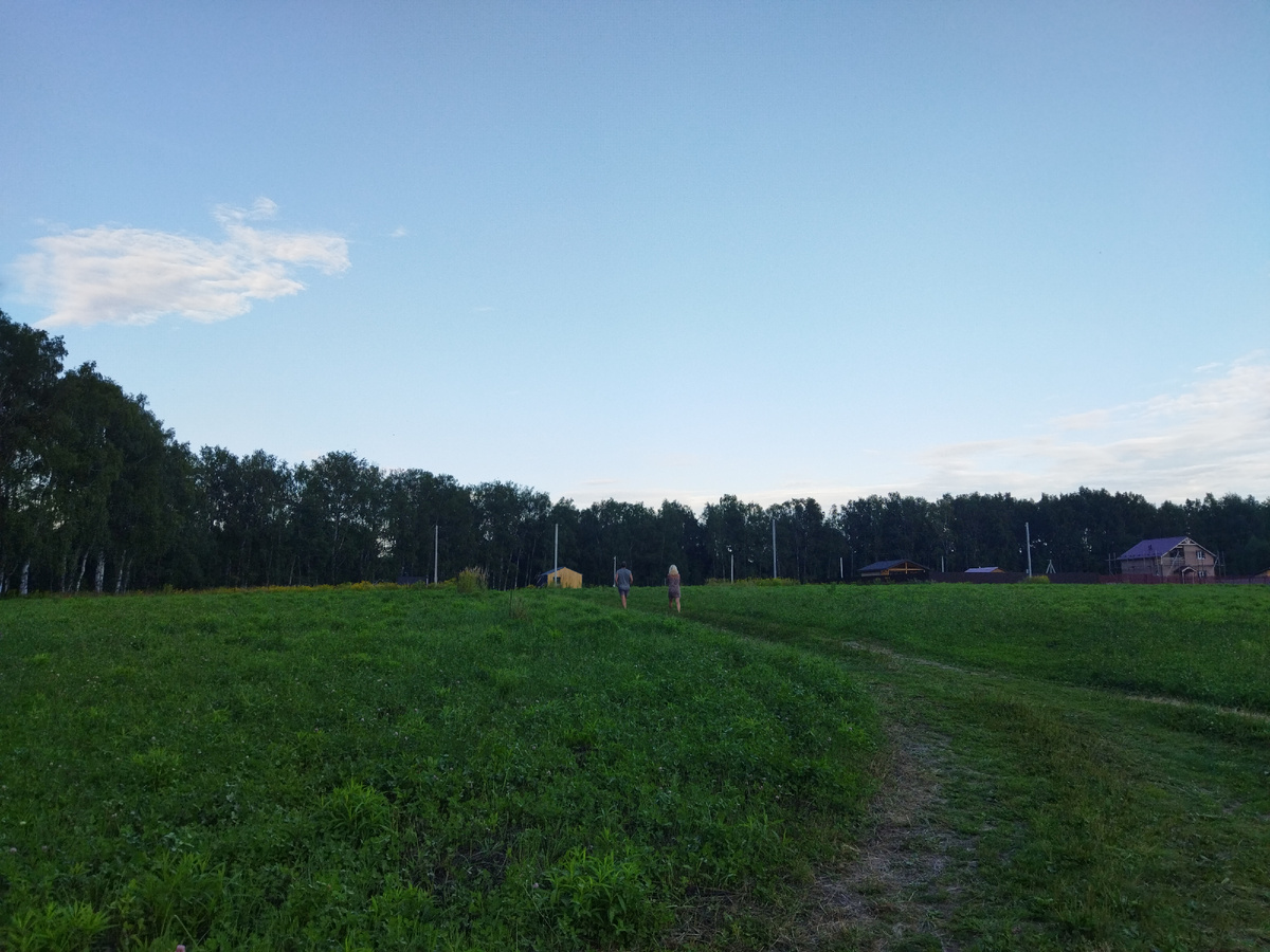 Гуляют люди, мой домик вдалеке. А ещё дальше тоже деревня.