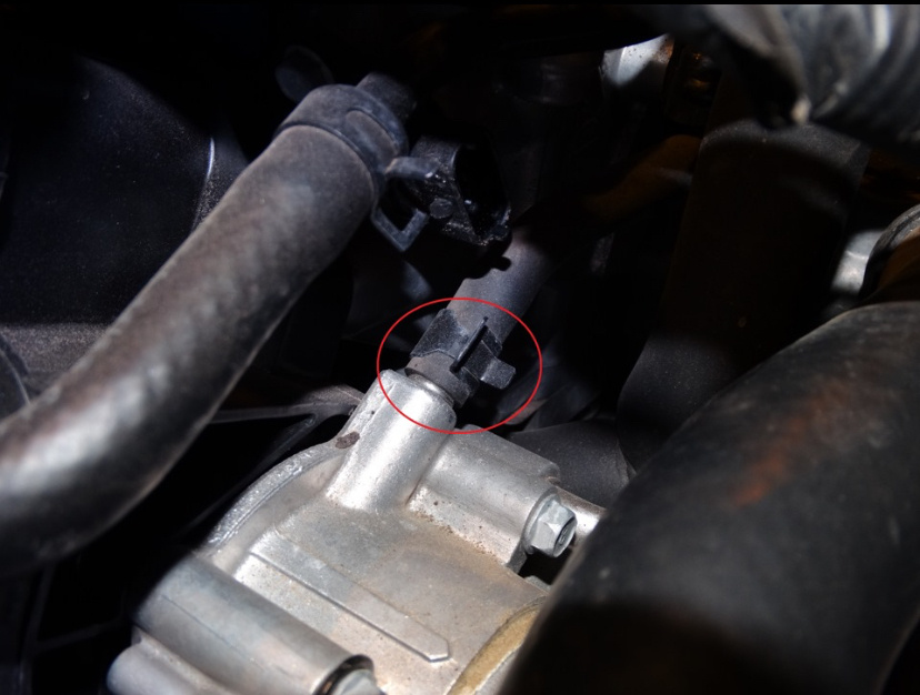 Хомут на шланге подачи теплого воздуха