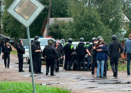    В Архангельской области поджигатель релейного шкафа убил одного полицейского и ранил другого