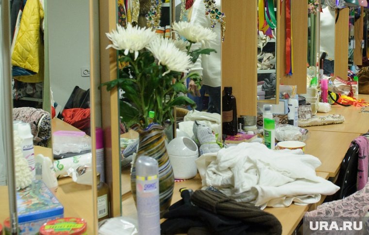  «Живем на чемоданах»: как сургутские актеры умудряются собирать аншлаг, несмотря на капремонт в театре. Фото  📷
