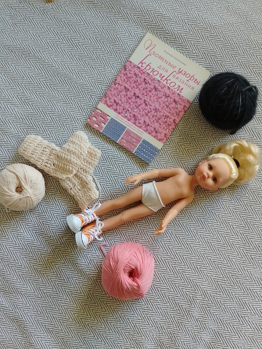 Фото автора. Одеваю куклу.