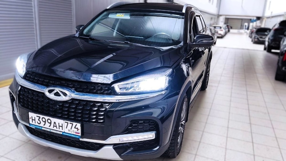 Кроссовер Chery Tiggo 8 у официального дилера в Челябинске / фото автора