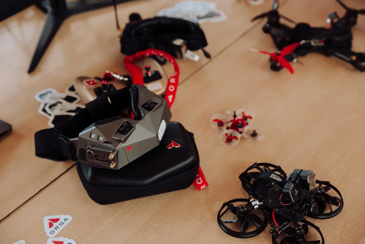 Создание прототипов очков, рам дронов и контроллеров требует ювелирной точности и соблюдения жестких допусков. Изначально команда ORQA использовала крупноформатные промышленные 3D-принтеры, доступные в общем пространстве инкубатора.

