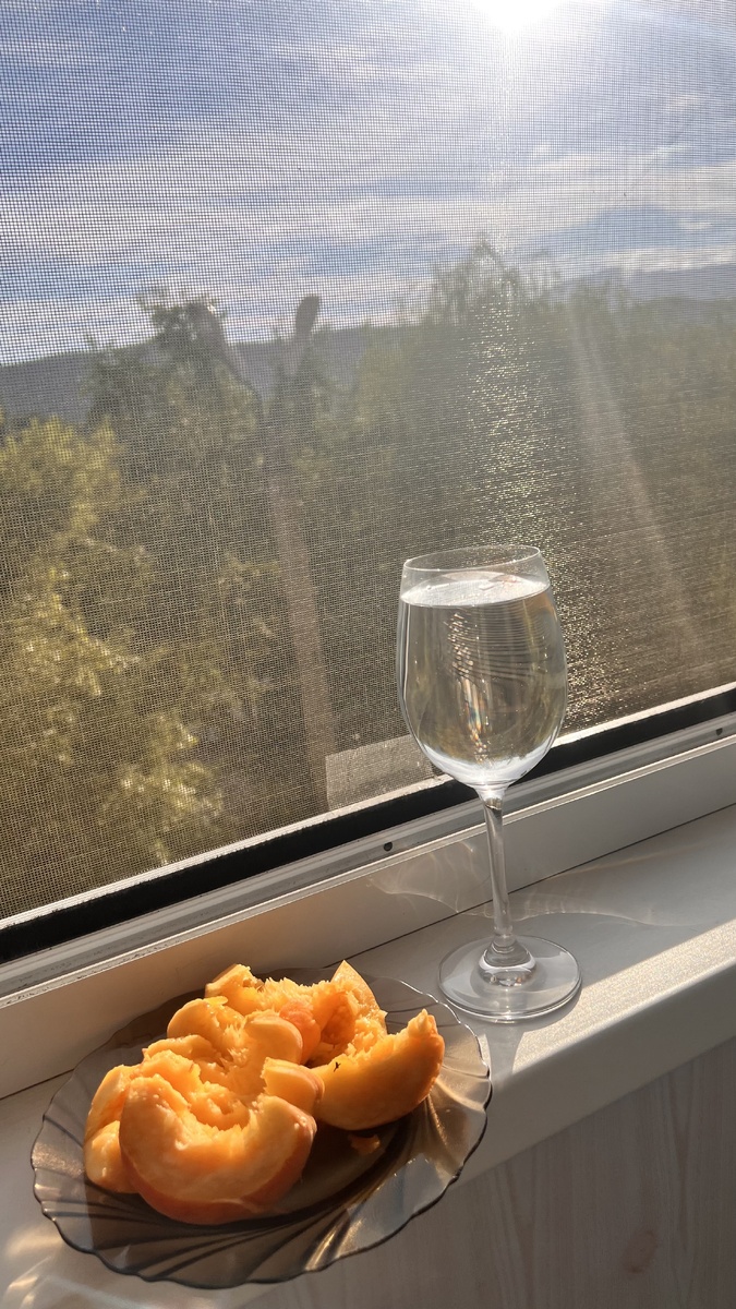 вода и персик, ну а завтрак чуть позже... Фото автора.