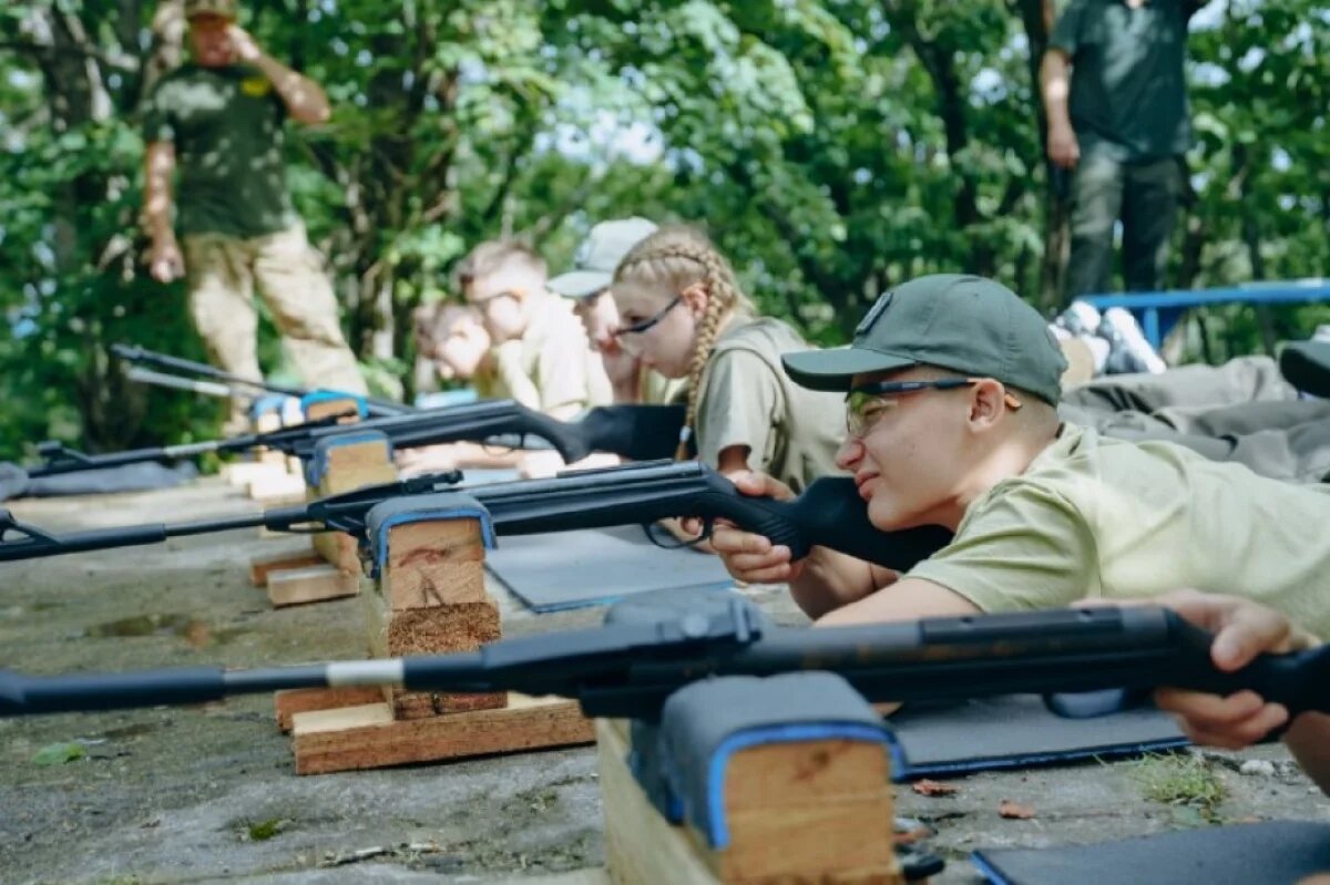    Хабаровские подростки овладевают снайпингом на летней смене «Время героев»