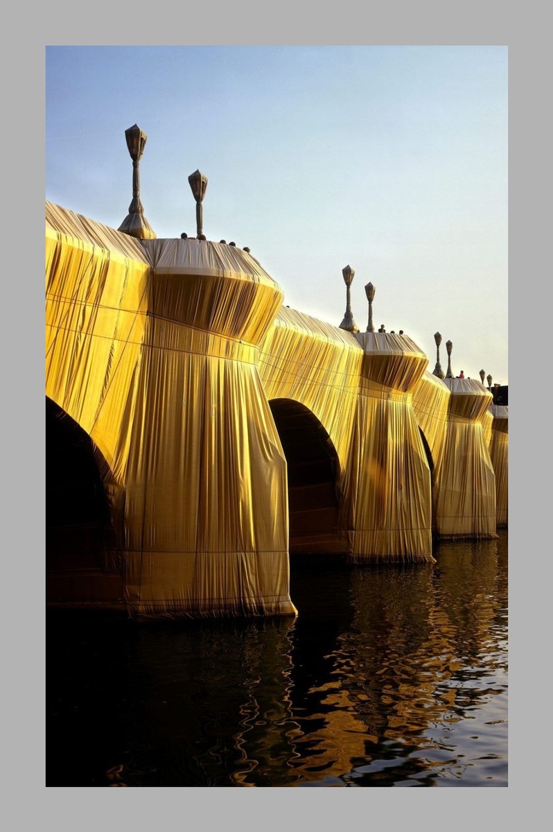 В проекте «Обёрнутый мост Пон-Нёф» использовалась ткань из полиамида. В общей сложности понадобилось 41 800 кв. м ткани, 13 километров веревки и 12 тонн стальной цепи.