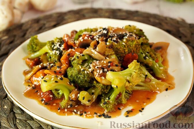 капуста брокколи, шампиньоны, лисички, чеснок, масло растительное, соль, перец чёрный молотый, соус соевый, уксус рисовый, перец острый красный, крахмал кукурузный, масло кунжутное