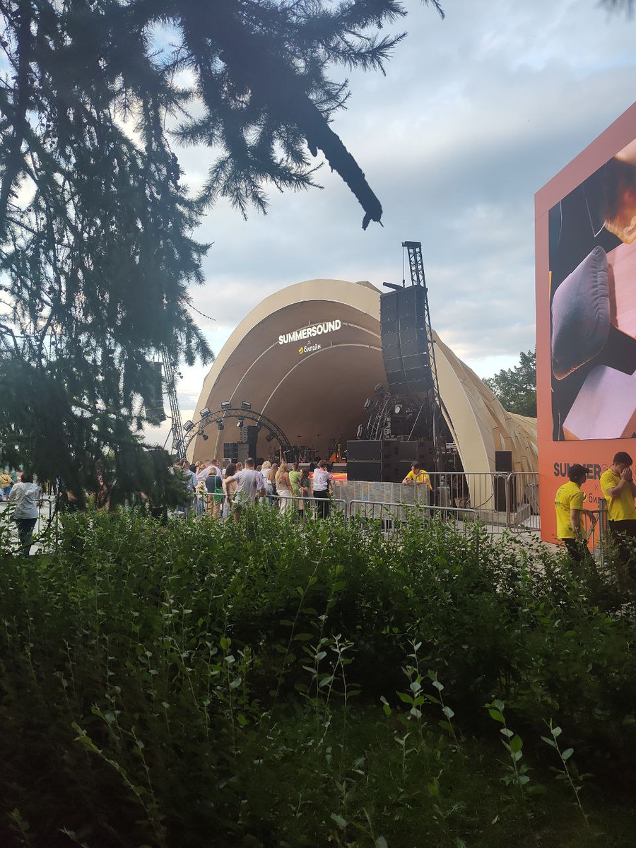 Справа вход в фан-зону. Фото автора