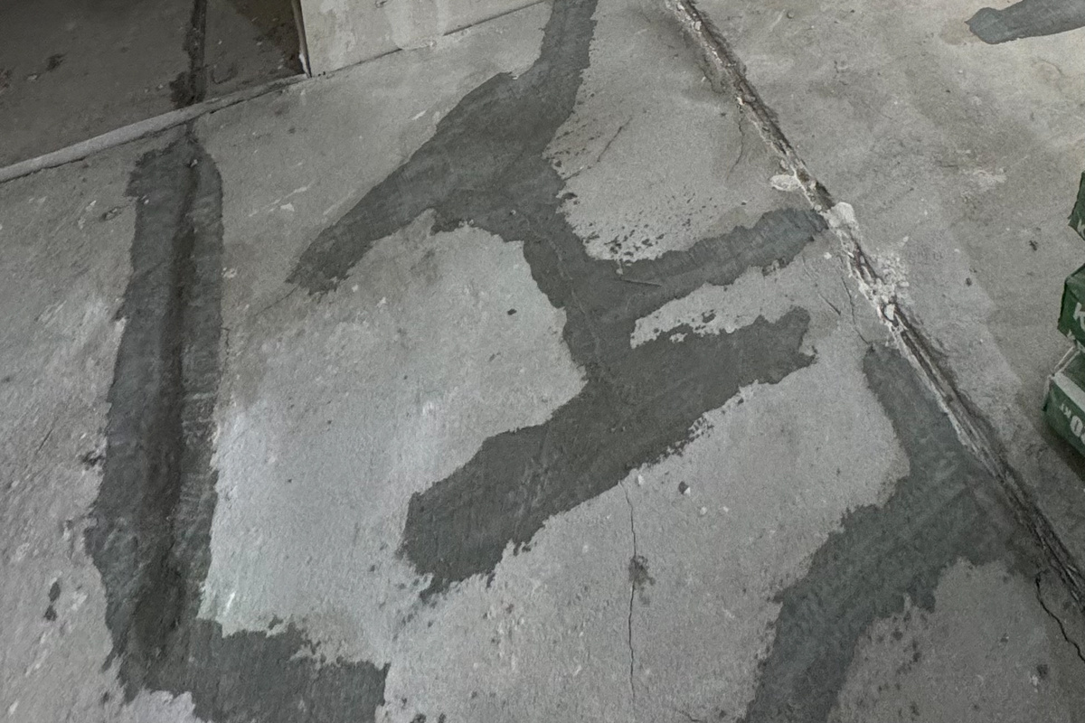 Треснувшая стяжка пола — незавершённый кошмар ремонта