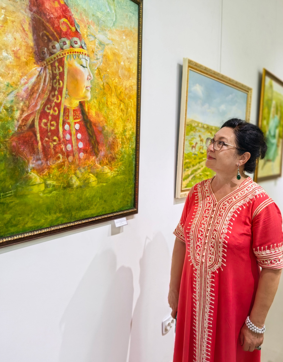 Ногайская поэтесса Фарида Сидахметова также высоко оценила выставку. Фото автора.