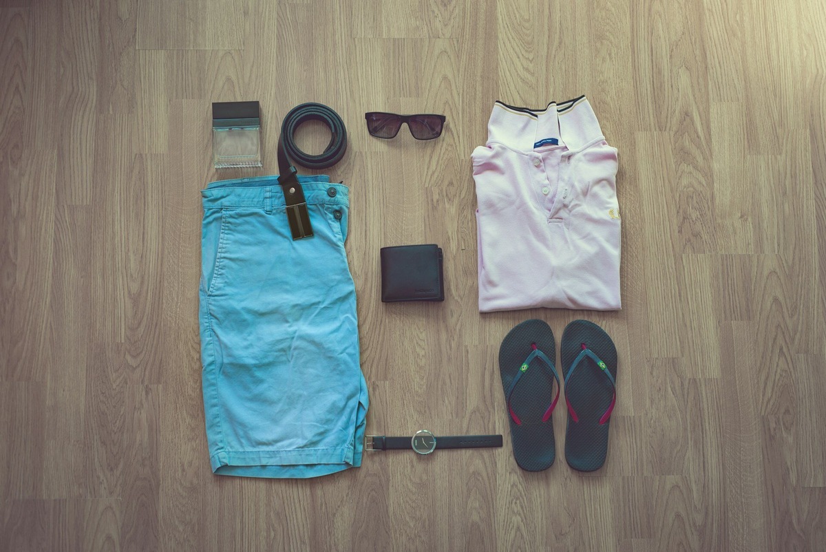 Мужской набор для пляжного отдыха. Фото: Emil Kalibradov / Unsplash