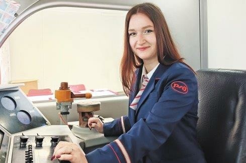    Анастасия Нагорная освоила профессию машиниста в учебном центре профессиональных квалификаций
