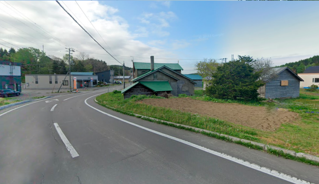 Первое что бросается в глаза, отсуствие людей на улицах, местные работаю в соседних селах, либо в полях по соседству. 