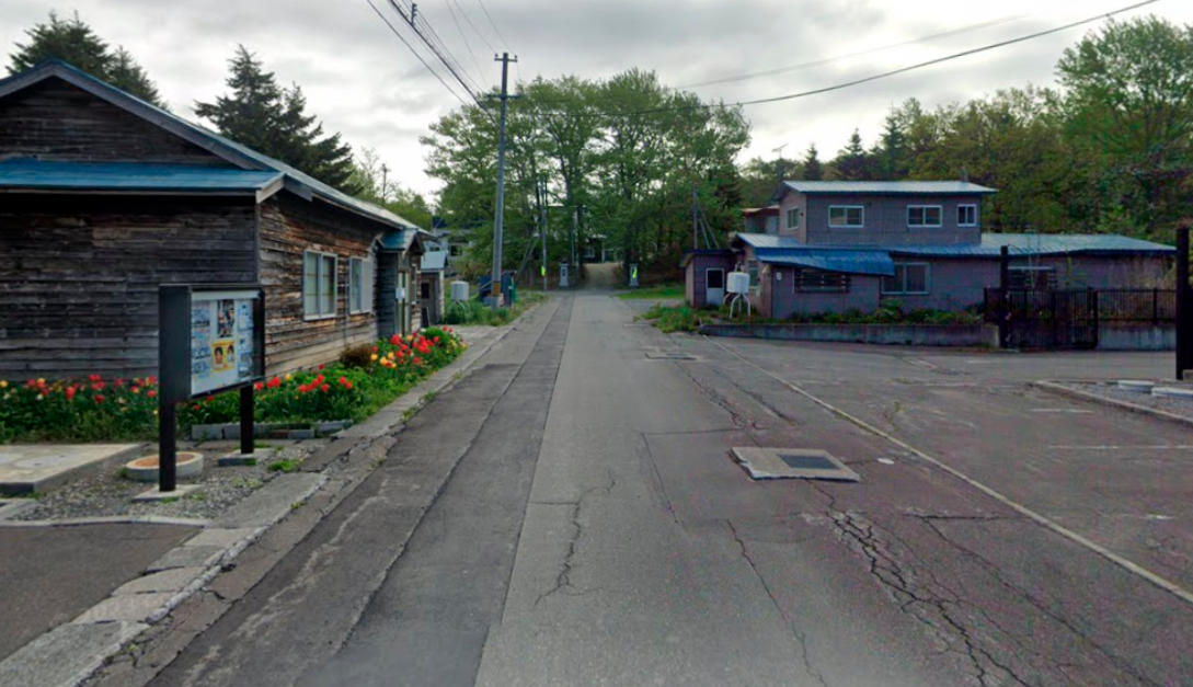 Местами поселок сильно напоминает наши мелкие селения. 