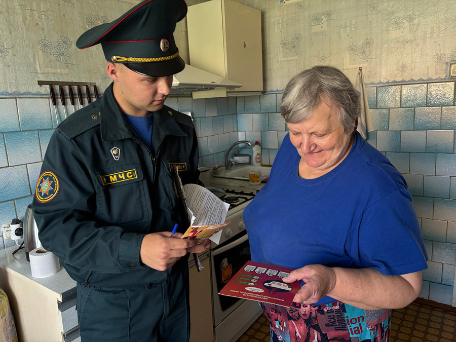     Жилой сектор в центре внимания: копыльские спасатели проверяют печное отопление
