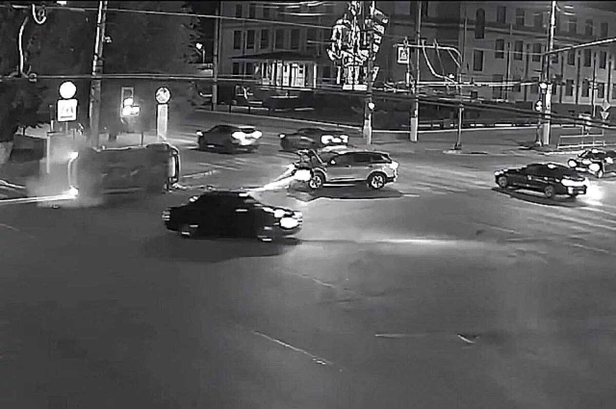    Миг столкновения двух иномарок попал на видео в Волгограде, 5 пострадавших