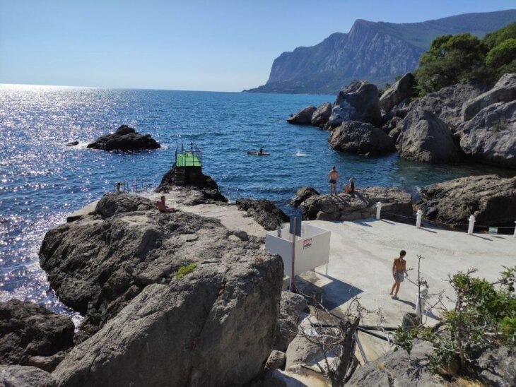     Пляж санатория в бухте Ласпи (Севастополь), август 2025 года. Фото Кирилла Сомова.