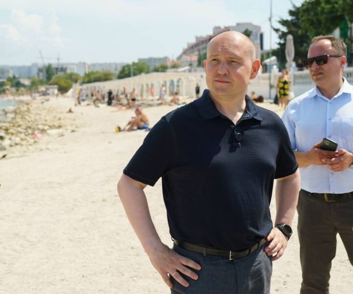 Губернатор Севастополя Михаил Развожаев проверяет состояние пляжа "Омега". Источник: sev.gov.ru.