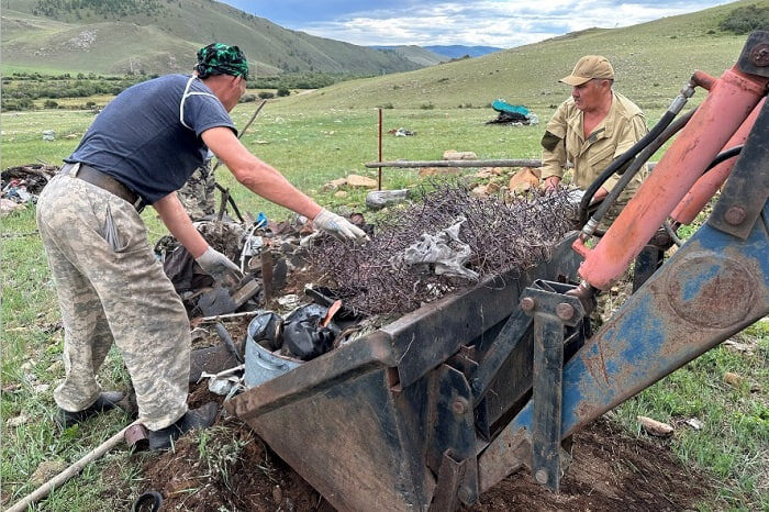 Из Тажеранской степи вывезли восемь тонн мусора. Всего за один день волонтеры и сотрудники "Заповедного Прибайкалья" заметно сократили незаконную свалку.