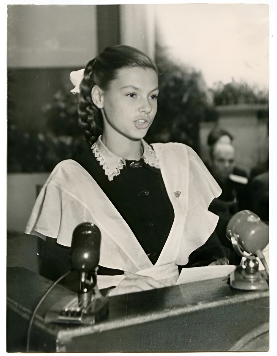 Колесникова Регина, ученица 9 класса средней школы № 8 города Вологды, на трибуне на конференции сторонников мира / Фотограф Удальцов Г. А. / Вологодский государственный историко-архитектурный и художественный музей-заповедник / goskatalog.ru