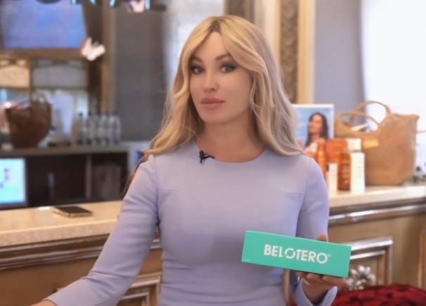 Алёна Николаевна САРОМЫЦКАЯ, врач дерматолог, косметолог высшей категории, диетолог, сертифицированный тренер ведущих европейских компаний, преподаватель кадавер курса Университета Максимилиана Людвига (Германия), член американской Ассоциации специалистов по лазерной хирургии ASLM, действующий спикер российских и международных конгрессов по эстетической медицине и косметологии, бьюти-эксперт ведущих федеральных СМИ