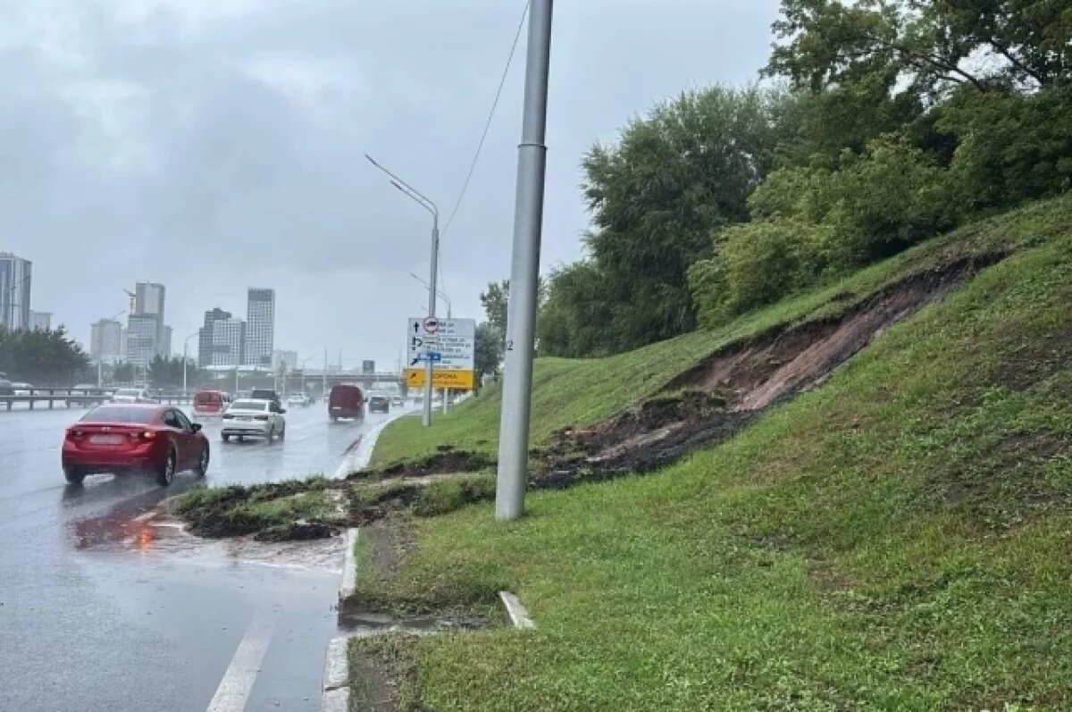    В Башкирии после дождей обвалился грунт и снесло крышу