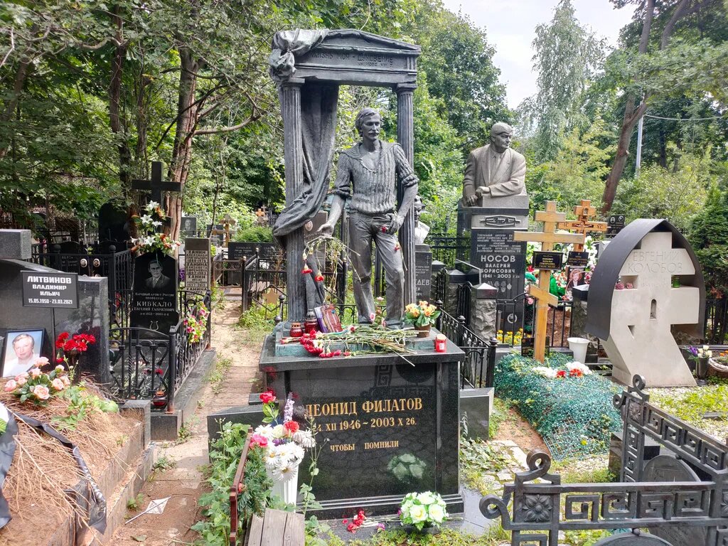 Памятник на могиле актера Леонида Филатова!