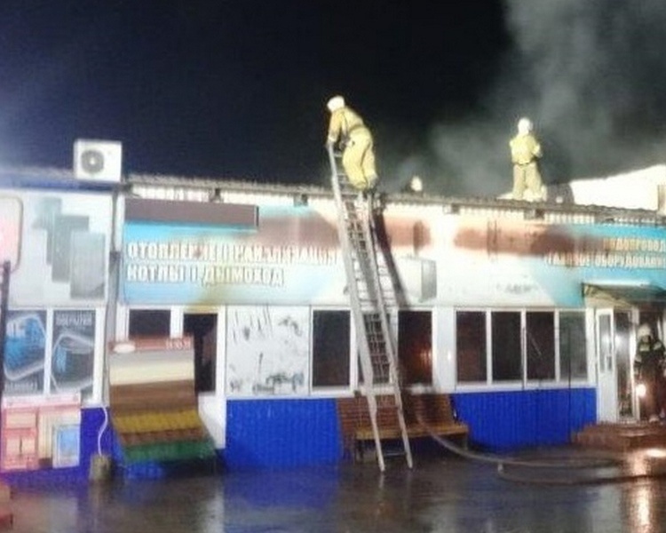     В Курской области загорелся магазин стройматериалов