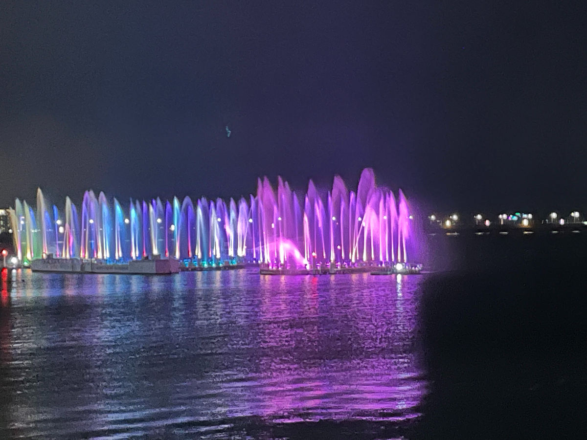 Собственно из-за чего был сделан выбор этого отеля. Из окна можно наблюдать шоу фонтанов, начинающееся в 19-30 каждый день!