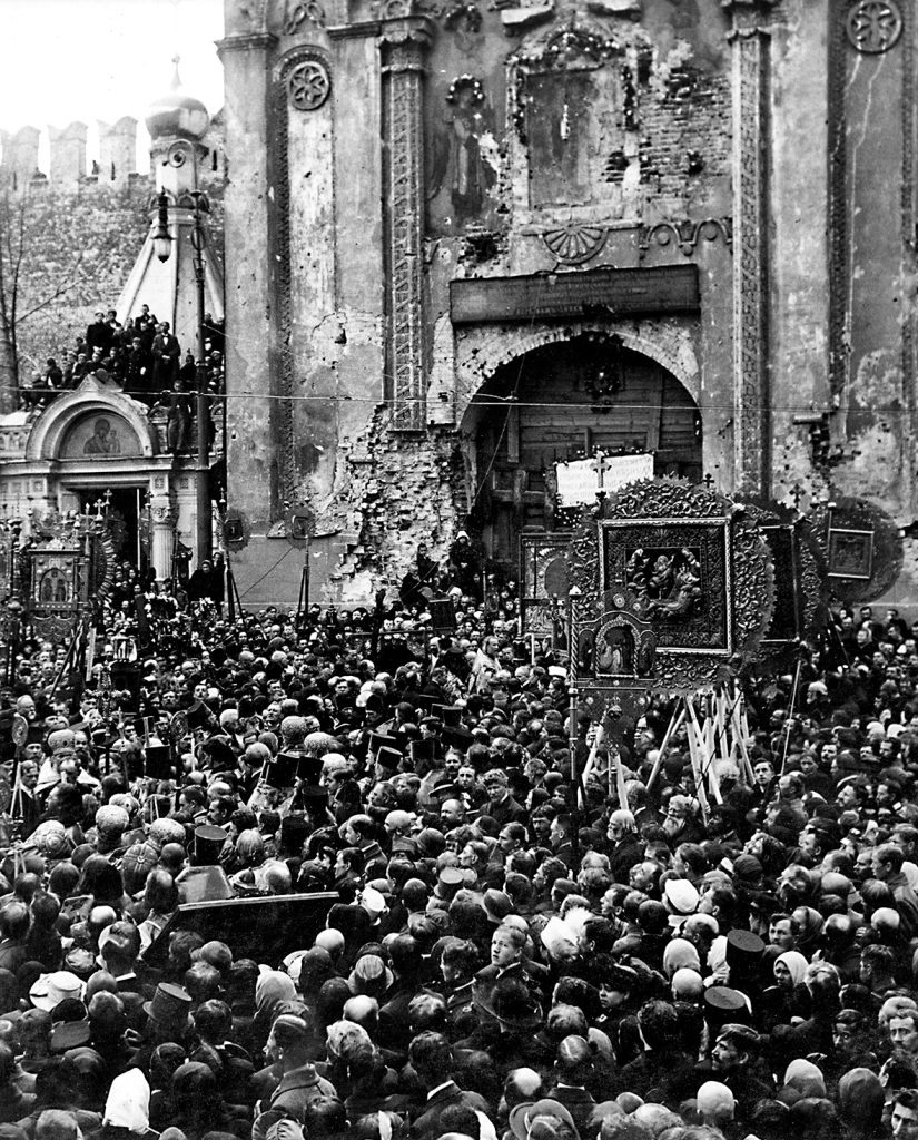 Молебен перед надвратной иконой
свт. Николая у Никольских ворот 22 мая 1918 г..