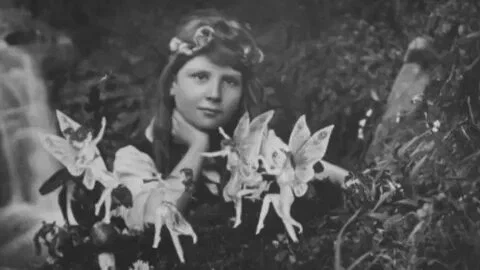 Первая и самая известная из цикла фотографий. Френсис Гриффитс в окружении фей