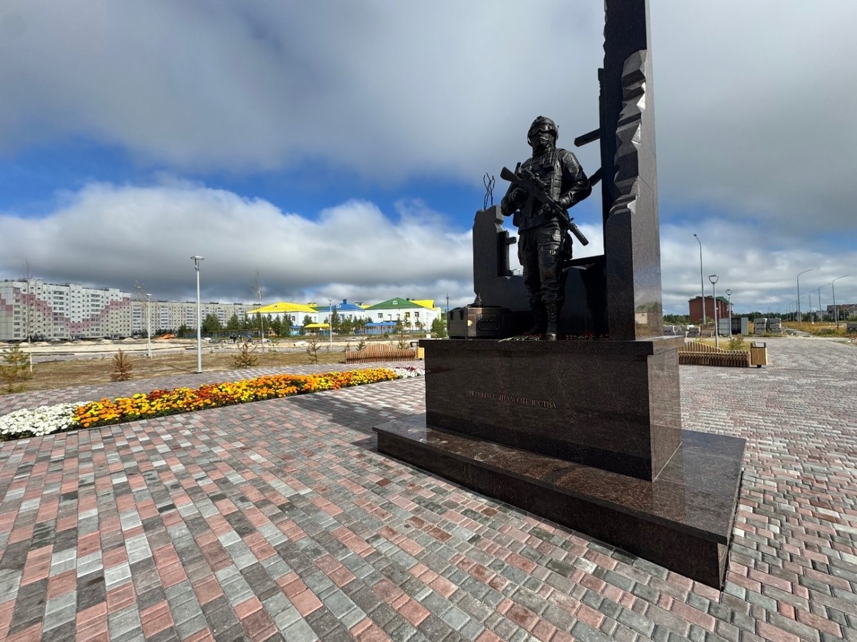    В Радужном установили памятник «Верным сынам Отечества»