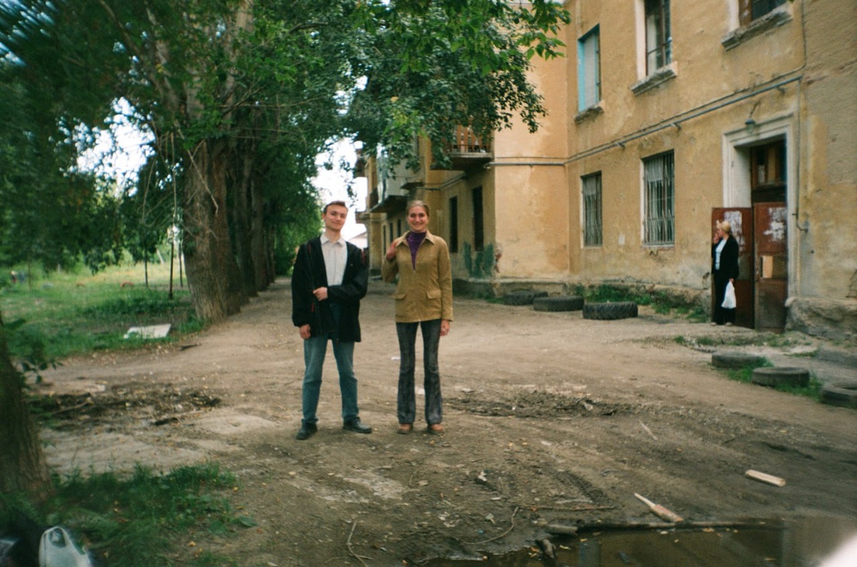 ...И мы с братом в нашем дворе :) Обратите внимание, что двор абсолютно не заасфальтирован. Поэтому до сих пор дорожки и тропинки из сухого грунта мне моментально напоминают солнечное доброе бесхитростное детство.