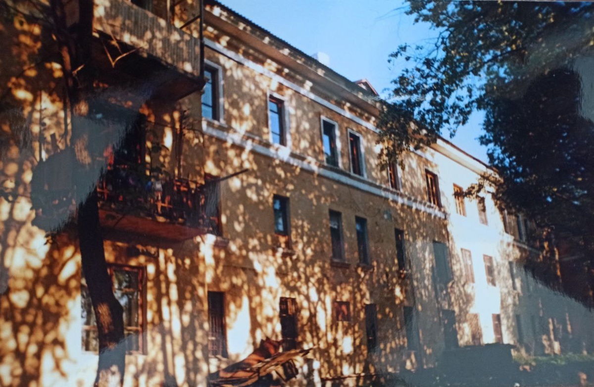 Тот самый мой старый дом, где я жила, пока училась в школе...