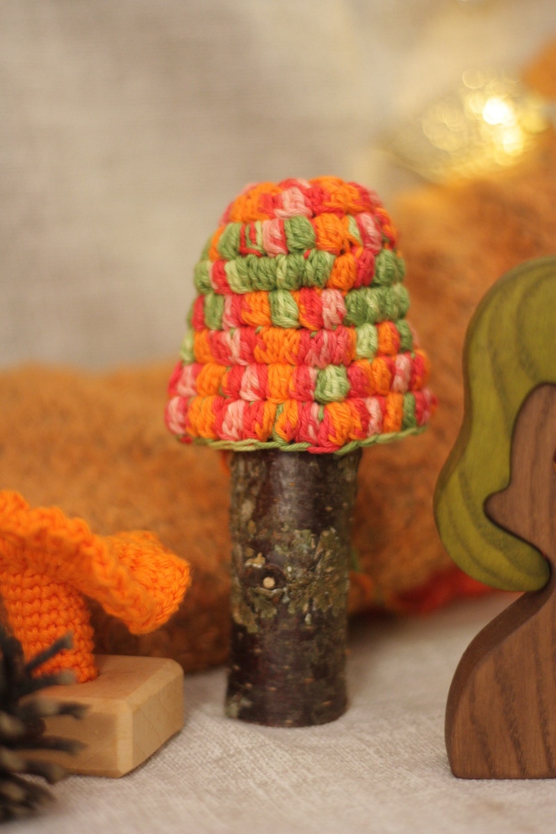 Осеннее дерево из вязаной кроны 