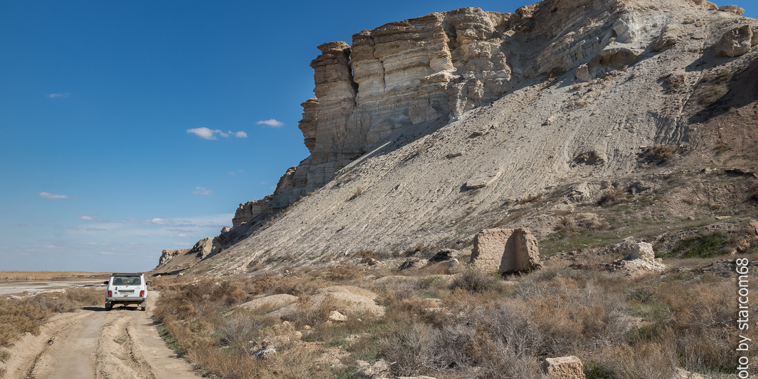 Заброшенный рыбацкий поселок Урга на берегу высохшего Аральского моря у озера Судочье