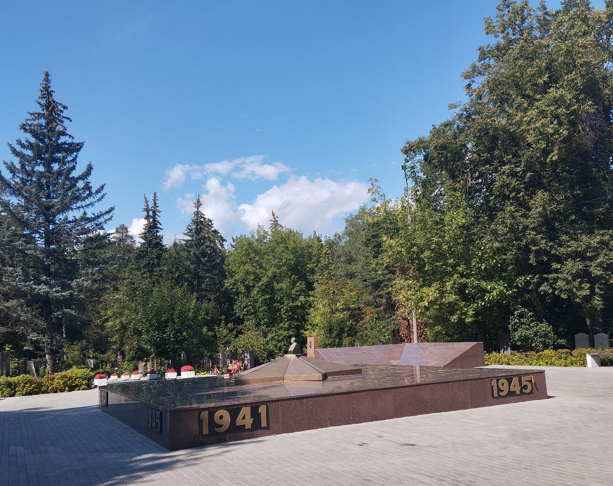 "На братских могилах не ставят крестов ..." Братская могила на Кунцевском кладбище. ЗДЕСЬ и далее фото автора и(или) из личного архива автора, если не указано иначе.