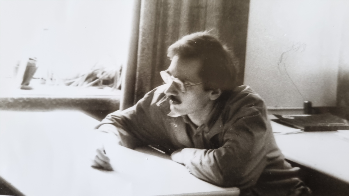 Беседует с нами