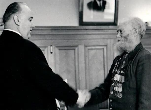 С. К. Цвигун (оперработник управления НКВД) и П. Е. Кривоносов в рабочем кабинете Цвигуна на Лубянке, 1970-е гг.