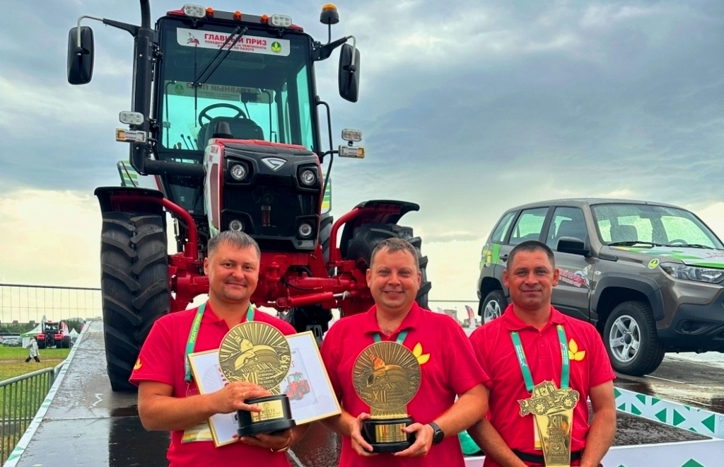 Слева стоит Захаров Сергей, который выиграл главный приз
