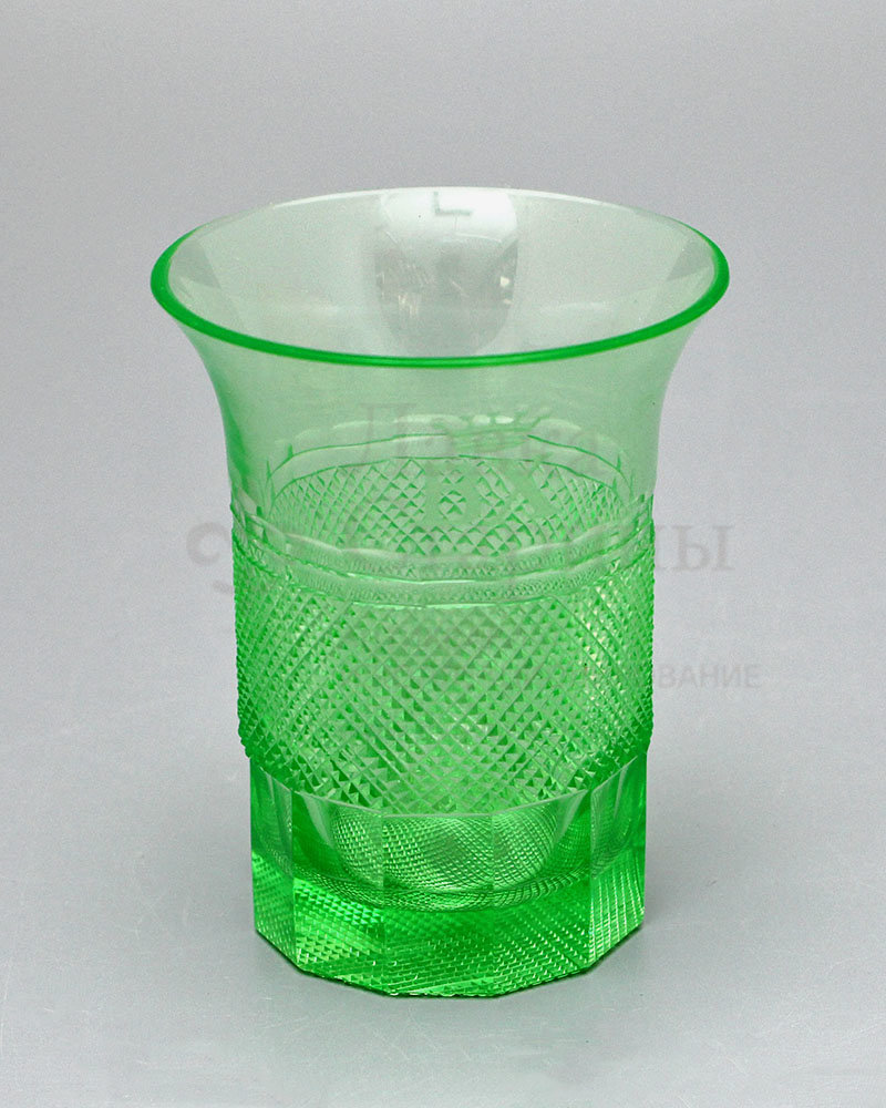 Старинный стакан с монограммой «ВХ» под короной, урановое стекло, Россия, 19 в. Фото с нашего сайта dvaveka.ru