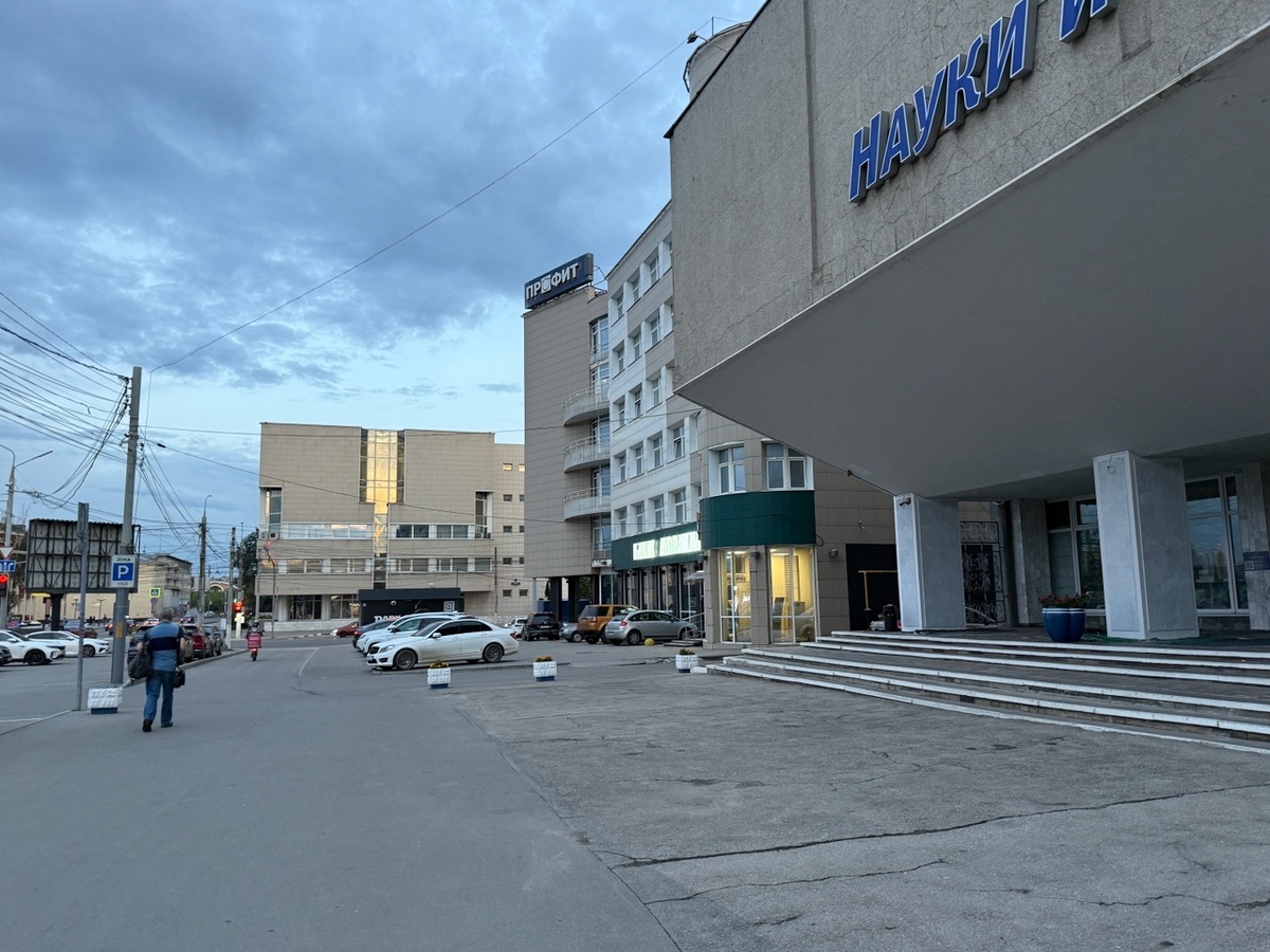 Вид на здание гостиницы с другого ракурса. Фото моё.