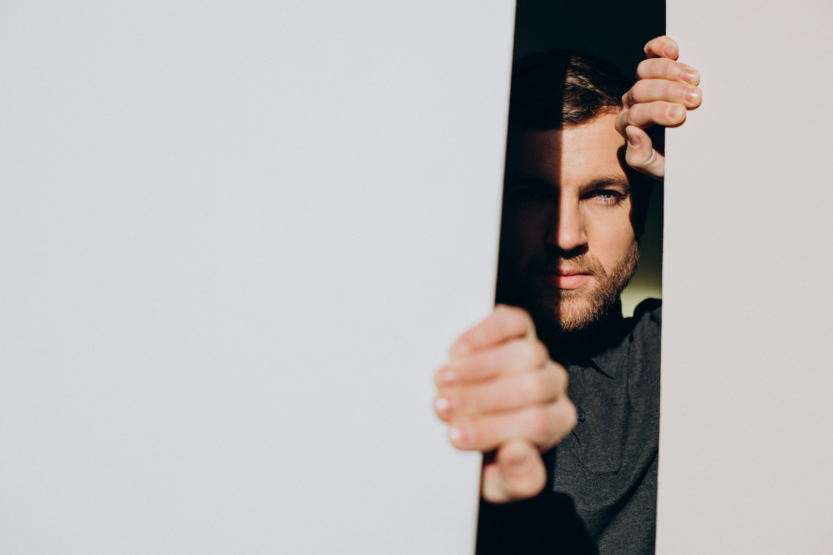 Фото: Freepik/@senivpetro                                                                                                                                  «Порог как граница доверия: "Ваш мир — там, мой — здесь". Отказ от помощи — первый кирпич в стене одиночества.»