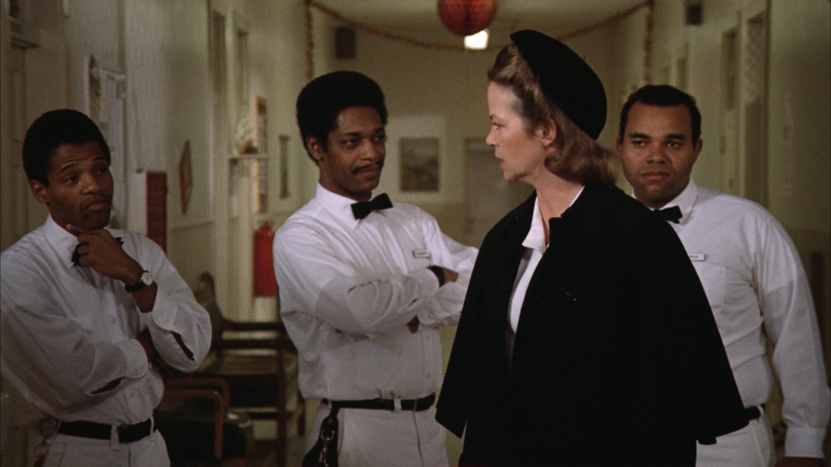 А чёрные санитары явно в восторге от предстоящей воспитательной работы над белыми пациентами