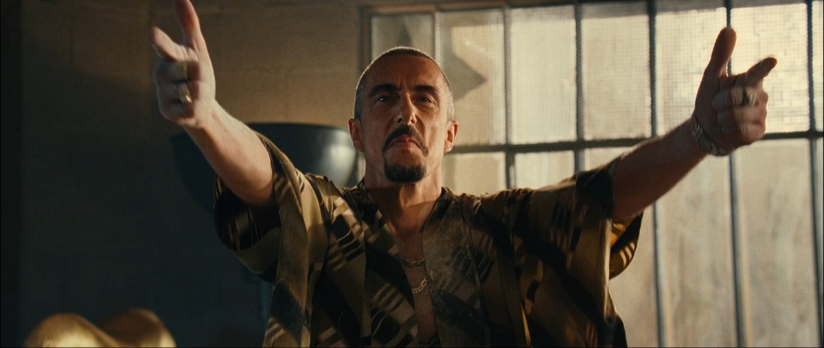 Биби Насери не только исполнил роль Тахи, но и был соавтором сценария вместе с Люком Боссоном. 