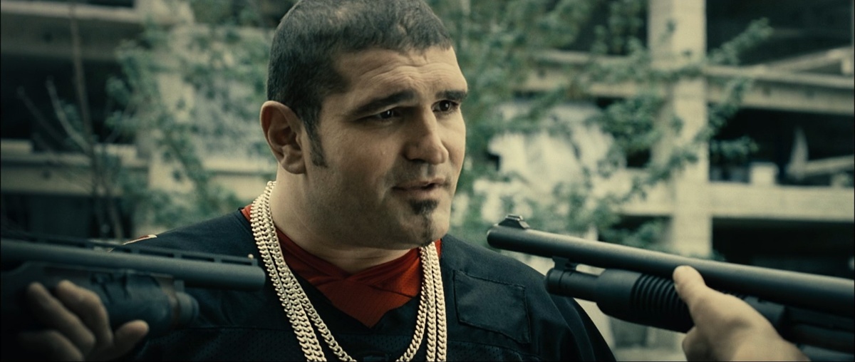 Тони Д`Амарио прослушивался на роль Тахи, но в итоге получил роль К2. Актёр  умер через год после премьеры.