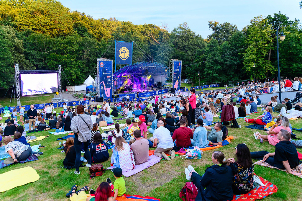 "Калининград Сити Джаз" проходит каждый год в центральном парке. В этом году фестиваль джаза под открытым небом состоялся 1-3 августа 2025, и на него, к сожалению, уже не попась, но есть все шансы посетить другие не менее интересные мероприятия региона. Фото: официальный туристический портал Калининградской области